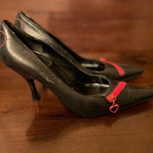 🖤🌹🖤Women’s vintage shoes black heels with red zipper and heart stitch detai…